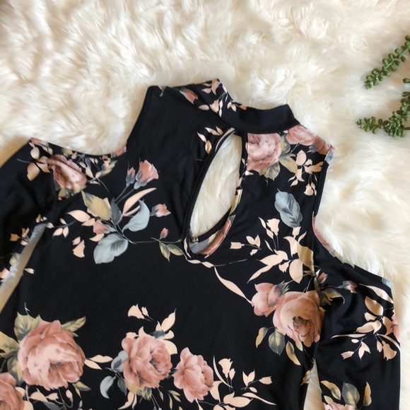 VGUC Small Chili n Lime Black Floral Keyhole Top! - Picture 6 of 8